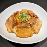 キュンです！豚バラ丼（焼肉ホルモンぺごぱ大森店）