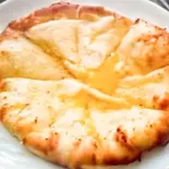 ガーリックチーズナン Garlic cheese Naan(アヴァス インドネパールレストラン)