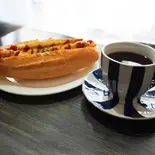 ホットドックとクモノキレマブレンドコーヒーのセット（珈琲食堂 クモノキレマ）