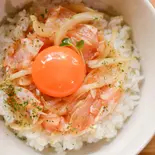 地鶏のユッケ丼（十勝うまいもんバルTONOTO  代沢店）