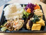 日替りメインおばんざい盛り弁当（だしまきたまごとおばんざい アマゾナキッチン）