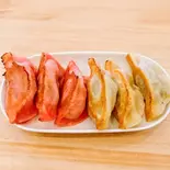 焼き餃子白・紅(6個入り)（てくてくぎょうざ）