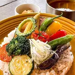 12品目の旬の野菜カレー（カキノキテラス）