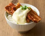 とろりチーズの豚角煮丼 Cheese Kakuni Rice Bowl（トロじゅわ煮込食堂 豚角丸 内田橋）