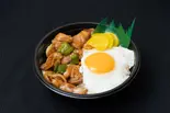 幸せ鶏丼（幸せ一杯 offered by ダモア）