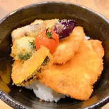 タレカツ野菜丼(肉バル Trim 神谷町)