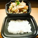 【旬の野菜使用】野菜炒めと白いご飯（旨いもの家 あづま）