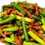 蒜苔炒肉(ニンニクの芽と豚肉炒め)(香港餃子酒場 下北沢店)