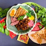 S 1. 台湾 ルーロー飯 スペシャル + ねぎ焼 (2切れ) セット 台湾鉄路弁当套餐(アジアの小さな食卓 祐祐 chelin.1688)