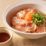 ロコモコ風鳥たたきユッケ丼（鳥たたき丼専門店 鳥姫）