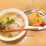 とんこつ塩と半チャーハンセット（麺や舞心(まいこ) 上新庄店）