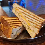 Grilled Chicken Cheese グリルドチキンチーズ（The Den）