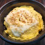 焼きチーズオム丼(白ご飯)  Scrambled egg bowl with grilled cheese (white rice)（丼デリ成増店）