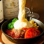 トマト＆チーズハンバーグ（鉄板料理と果実酒 くれいじーグリル 福岡天神店）