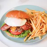 ベーコンエッグチーズバーガー【フライドポテト付き】（Over Drive Burger）
