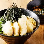 名物 ワシワシガシガシ食べる！ ラー油で食べる  鶏天蕎麦（太くて硬い蕎麦を、ワシガシ食べる！新感覚！ラー油つけ蕎麦 土佐堀佐々木）