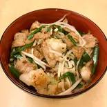 鉄板丼屋ドンテツの鉄板のホルモン丼塩(鉄板で作る丼屋 ドンテツ!)