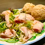 麹マリネ低温調理サラダチキンと出汁めしおむすびセット（カレーメン 京）