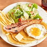 ベーコン＆エッグ パンケーキプレート【サラダ付】（Peppy's Diner）