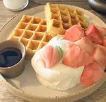 桃ワッフルとカヌレ（カイコカフェ）