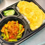 インゲンと豚肉のムーターメリックを使った激辛カレーペースト炒め +ご飯+タイ風卵焼き(PINTO)