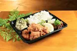 ニンニク塩麹の鶏もも唐揚げとおばんざい弁当(食堂でべこ)