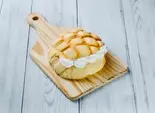 プレーンメロンパン(ホイップクリーム入り)（KIWAMI MELONPAN）