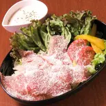 生ハムとパルミジャーノレッジャーノのシーザーサラダ（鉄板料理と果実酒 くれいじーグリル 福岡天神店）