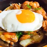 焼き鶏目玉焼き丼（居酒屋 カメチュウ）