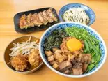 台湾まぜそばと高菜マヨ丼 唐揚げ2個 餃子セット（吉岡マグロ節センター）