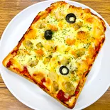 ペスカトーレ・ピザトースト(シーフード)（パンとスープ。Cafe Karanos[カラノス]）