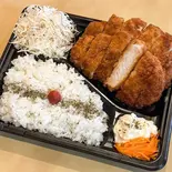 低温熟成豚ロースカツw弁当 中ライス (豚ロースカツ160×2枚)（とんかつ来家）