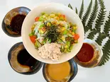 ほぐしチキンとたっぷり野菜のサラダうどん（【New Open】豚汁つけうどん安田 久我山店）