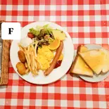 Fセット(アイスコーヒー、トースト、スクランブルエッグ、ウィンナー、チキンナゲット)（SAD CAFE）
