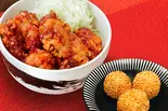 旨辛ヤンニョム唐揚げ丼＆ごま団子3個（贅沢極み唐揚げ あご家）
