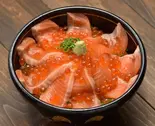 サーモンに隠れたねぎとろ「ドームサーモン丼」（寿司屋の海鮮丼 サーモンの翔 Powered by 京樽 南町田店）