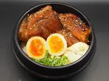 焼豚玉子飯-魅惑の煮卵-緑茶セットBraised pork with half boiled egg bowl Green tea set（肉めし 八）