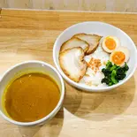 DX豚骨ポークカレー(フライドオニオン、ほうれん草、味玉1個、プルとろ豚バラ肉3枚)（ラーメン屋が本気でカレー作ってみた。）