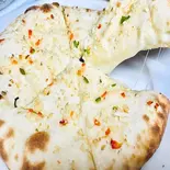 【大人気】ガリックチーズナン Garlic Cheese Naan（NAMASTE INDIAN＆NEPALI RESTAURANT）