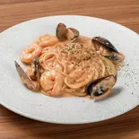 海老と貝のトマトクリームパスタ（一方美人）