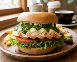 しっとり鶏むね肉のバジルチーズベーグルサンド Moist chicken breast basil cheese bagel sandwich（【ニューヨーカーズベーグル】BB Monster）