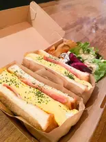 ・決め手の出汁香る！出汁たまごサンド（和食居酒屋MARU）