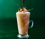 ここでしか飲めない！アイスフラットホワイト（エビフライが自慢の洋食屋 レストランクーポール 砧店）