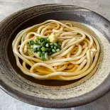 かけ讃岐うどん(温)/warm Sanuki udon（讃岐うどん 山田家 東京錦糸町店 SANUKIUDON YAMADAYA TŌKYŌKINSITYŌTEN）