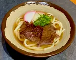 肉屋のロース肉うどん（鶏と牛の焼肉店 五分五分）