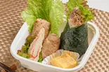 「神田B級グルメ！！」名物！！ まるみ豚スペシャル弁当 単品より100円お得です！（「おむすび おにぎり」シイナノゴハン (肉巻きおむすび 豚汁 生姜焼き ハンバーグ)）