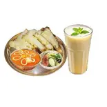 チーズナンセットCheese Naan Set with mango lassi（SAKURA INDIAN RESTAURANT）