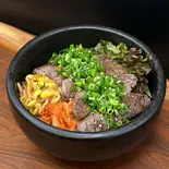 ネギ盛カルビ丼（焼肉と鉄鍋 七）