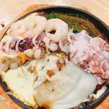 【殿堂入り】広島お好みスペシャル焼(豚・イカ・海老・帆立・麺・もち・チーズ)【マヨ】（【関西風＆広島風お好み焼き・鉄板焼き】 桜家）
