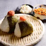 選べるおにぎり2種+選べる小鉢2種（【おにぎりと豚汁】明治屋～南阿佐ヶ谷店～）